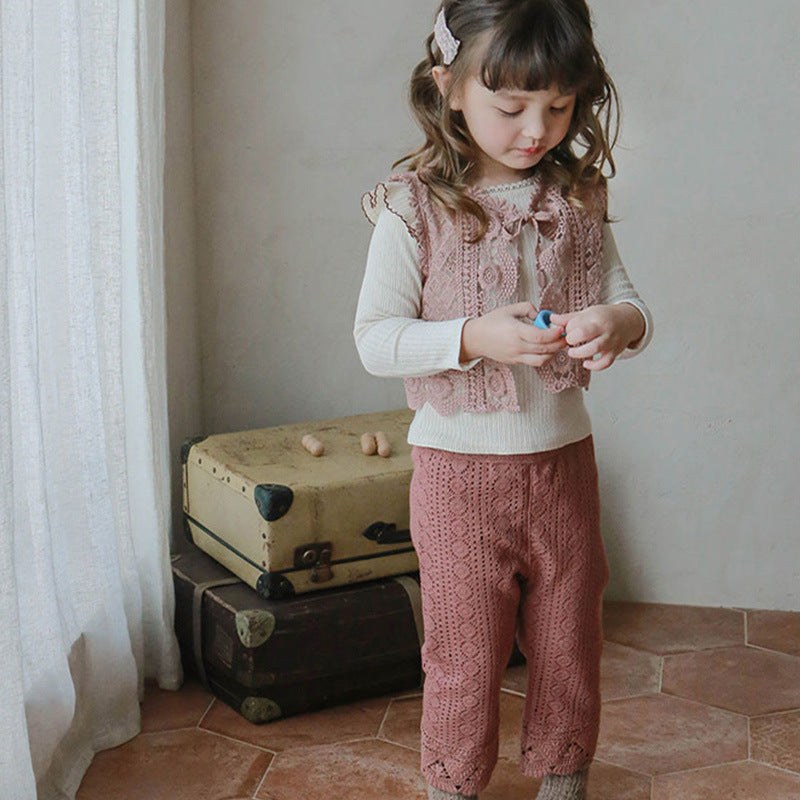 Girls Wear A Vest With Hollow Flowers