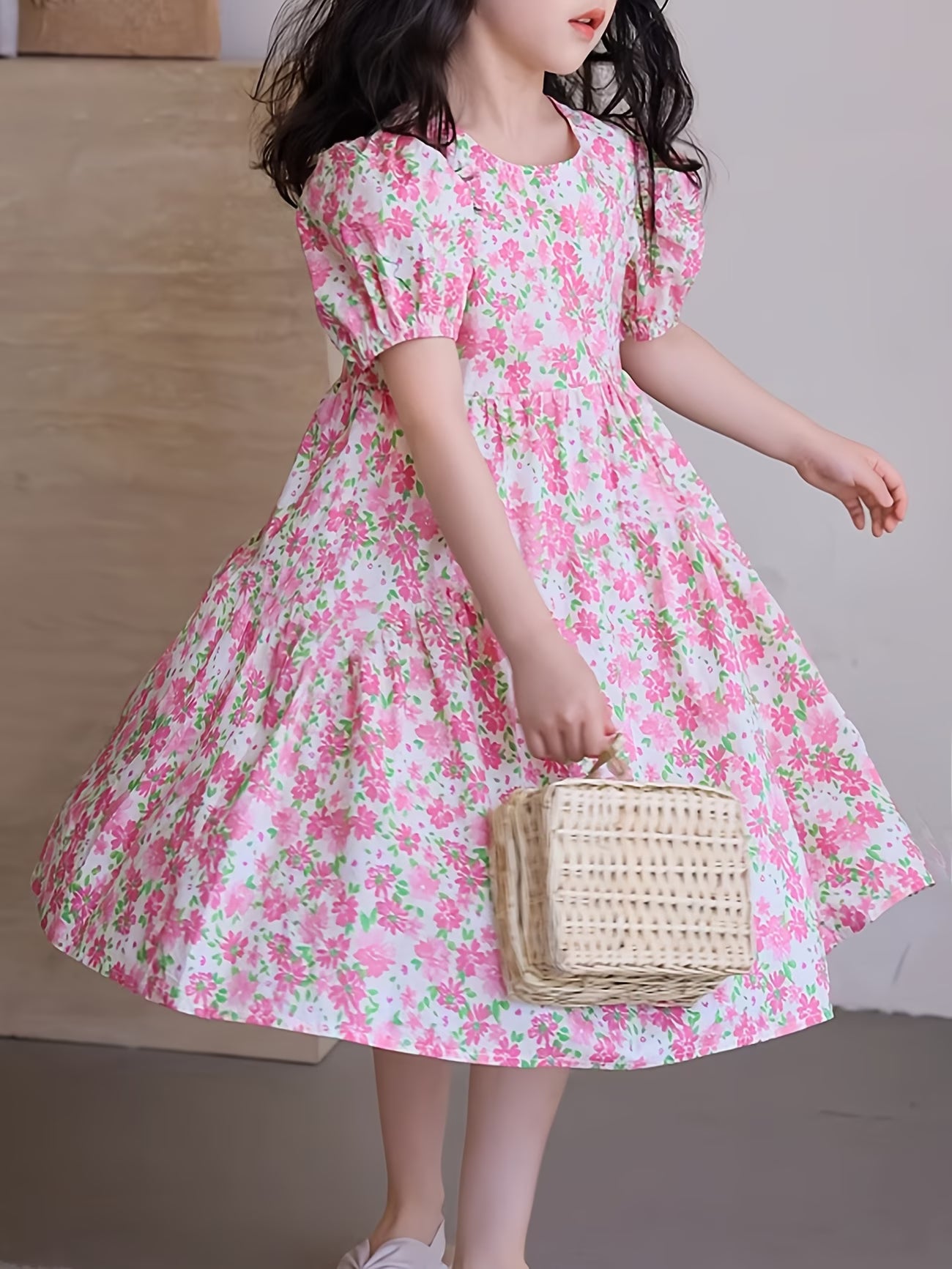 A Pink Floral Print Princess Dress with Short Sleeves, Perfect for Summer Outings And Parties
