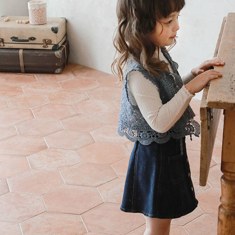 Girls Wear A Vest With Hollow Flowers