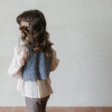 Girls Wear A Vest With Hollow Flowers