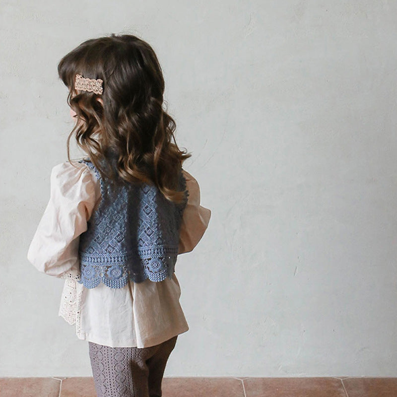 Girls Wear A Vest With Hollow Flowers